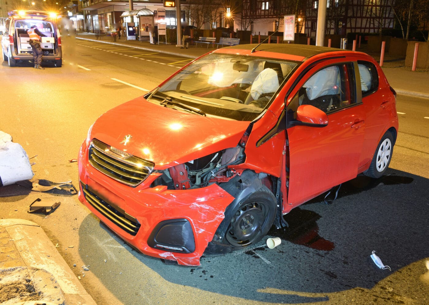 Auto bei Selbstunfall auf die Seite gekippt – Lenkerin verletzt