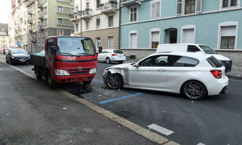 Unter Drogeneinfluss gegen parkierten Lieferwagen geprallt – niemand verletzt