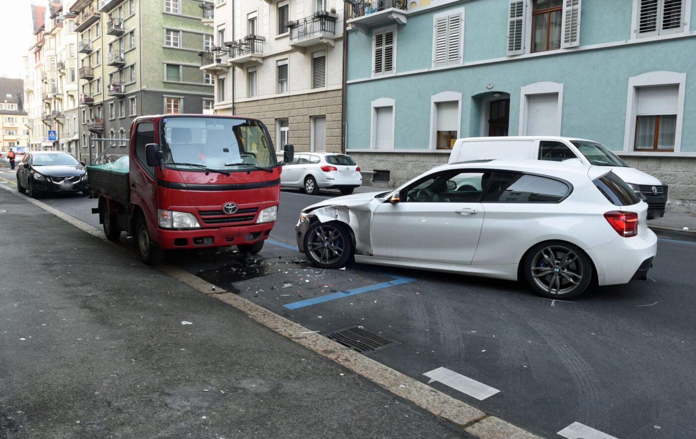 Unter Drogeneinfluss gegen parkierten Lieferwagen geprallt – niemand verletzt