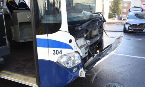 Verkehrsunfall Beromünster: Auto fährt in Linienbus