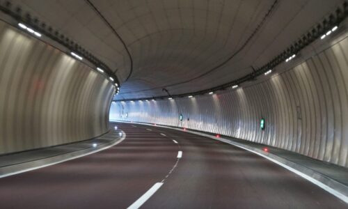 Lieferwagen reisst Kabel in Autobahntunnel herunter – Polizei sucht Zeugen
