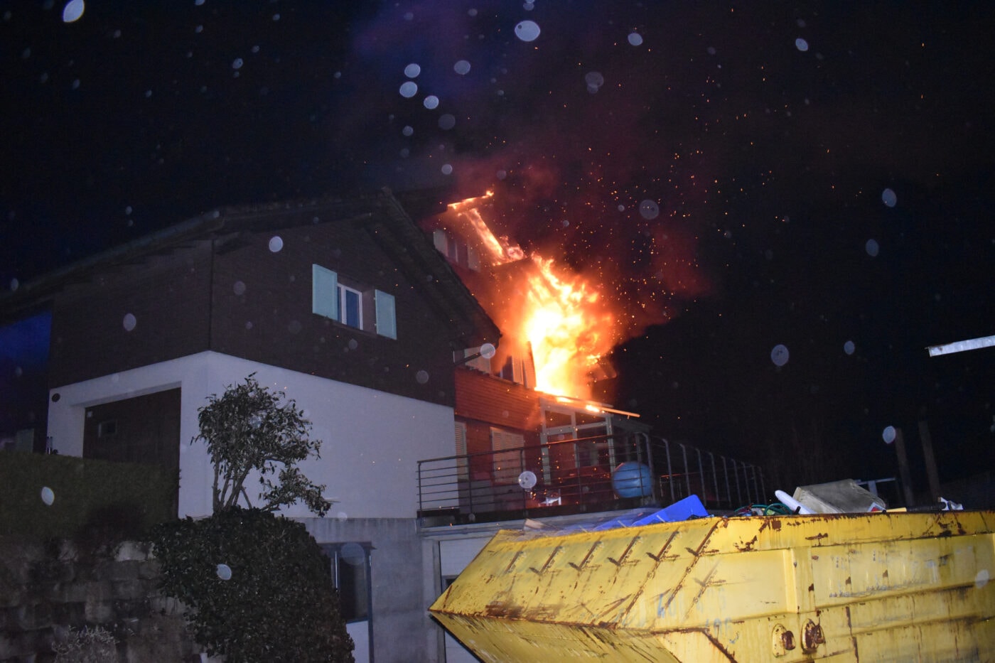 Wohnungsbrand: Eine Person zur Kontrolle im Spital