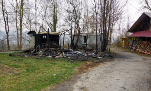 Brand von Wohn- und Bauwagen – niemand verletzt