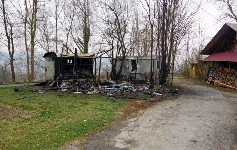 Brand von Wohn- und Bauwagen – niemand verletzt