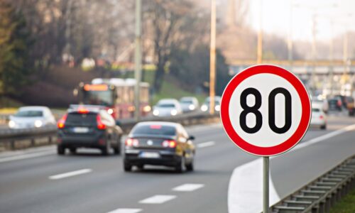 Autofahrer mit 145 km/h anstelle der erlaubten 80 km/h unterwegs