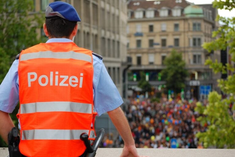 Ausschreitungen nach Fussballspiel: Polizei trennt Fangruppen mit Zwangsmitteln