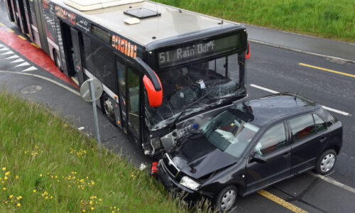 Kollision zwischen Personenwagen und Gelenkbus – drei Personen verletzt