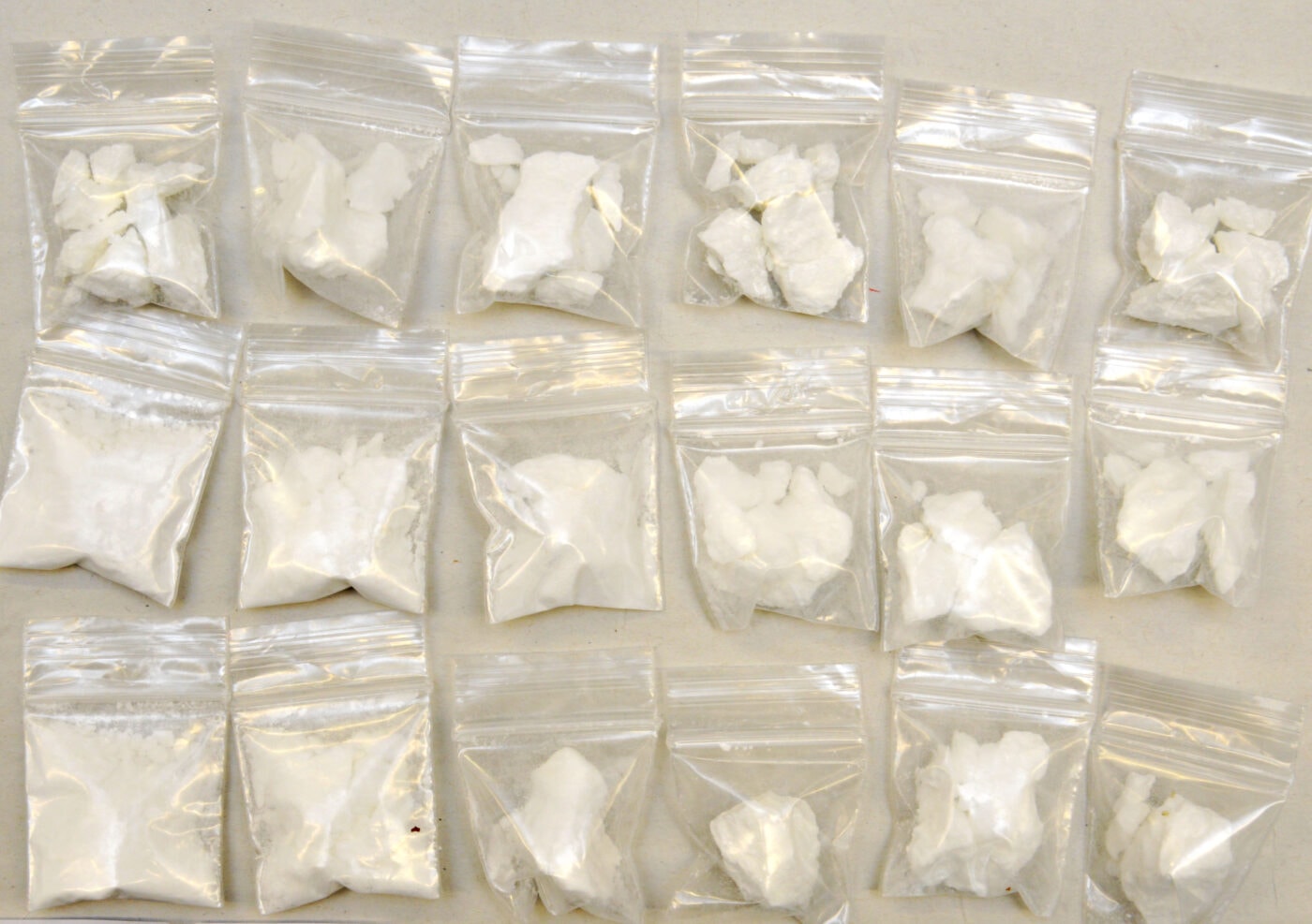 Drogenring gesprengt: Kokain, Heroin, Marihuana, Waffen und rund 100’000 Franken mutmassliches Drogengeld sichergestellt