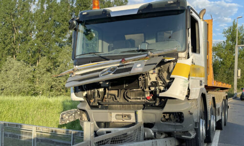 Kollision und Selbstunfall mit Lastwagen – Chauffeur verletzt