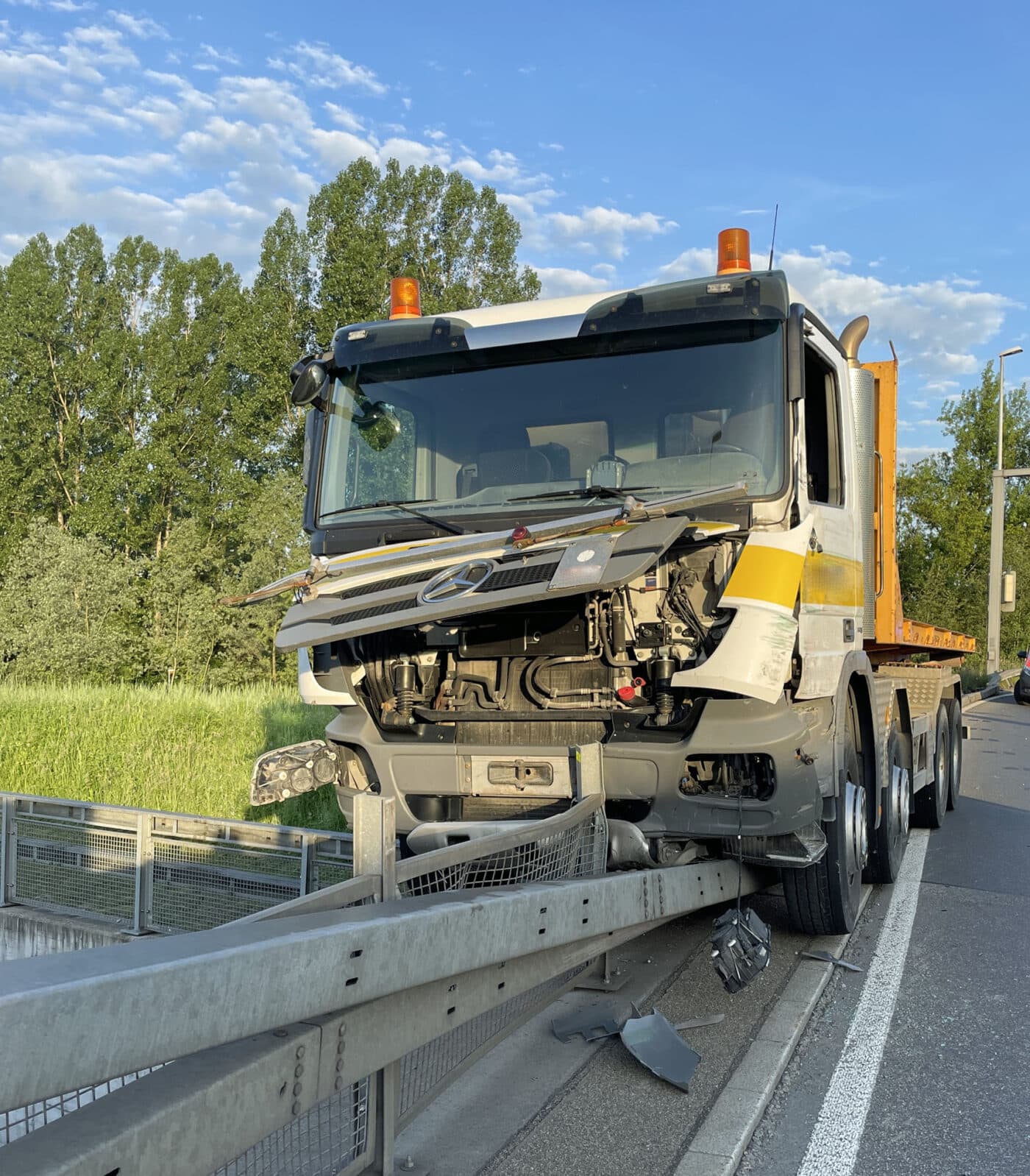 Kollision und Selbstunfall mit Lastwagen – Chauffeur verletzt