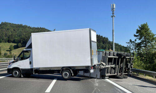 Verkehrsunfall auf Autobahn A2 – Anhänger blockiert Autobahn