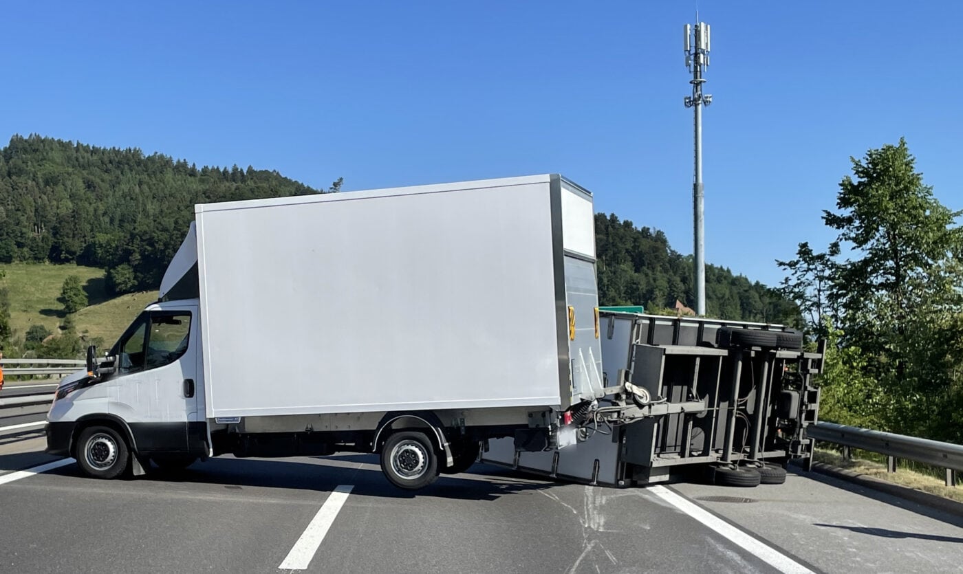 Verkehrsunfall auf Autobahn A2 – Anhänger blockiert Autobahn