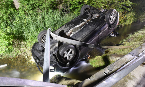 Verkehrsunfall: Alkoholisiert in Bachbett gefahren