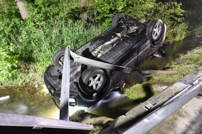Verkehrsunfall: Alkoholisiert in Bachbett gefahren