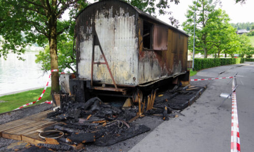 Umgebauter Bauwagen gerät in Brand