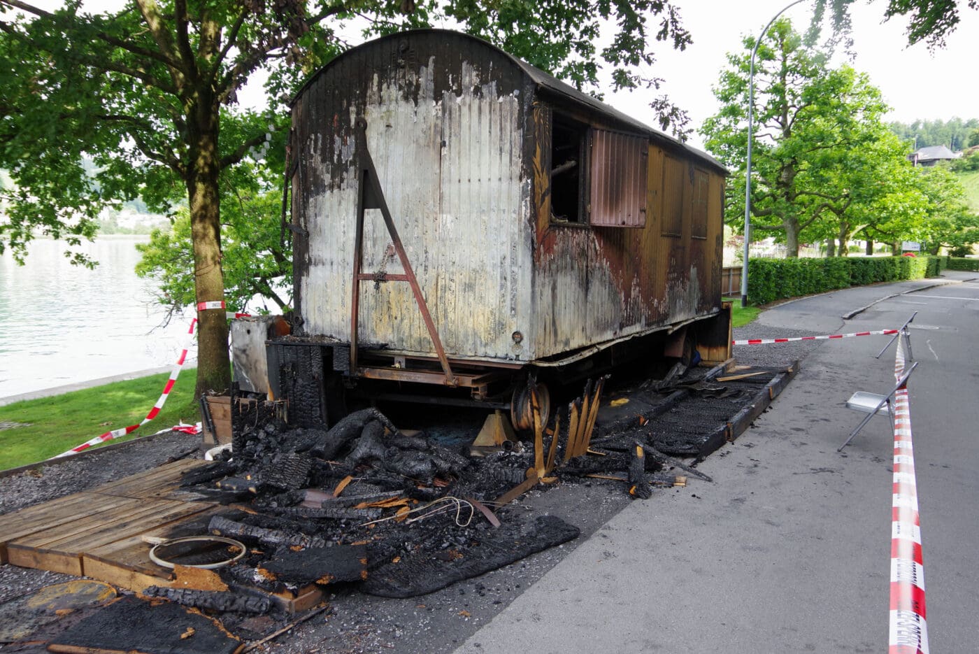 Umgebauter Bauwagen gerät in Brand