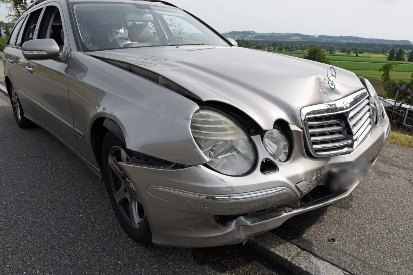 Auffahrunfall zwischen zwei Autos – eine Person erheblich verletzt