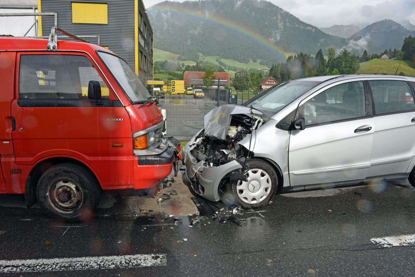 Kollision zwischen zwei Personenwagen – eine Person leicht verletzt