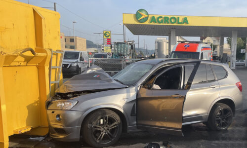 Selbstunfall: Auto fährt gegen Baustellencontainer – Autofahrer verstorben