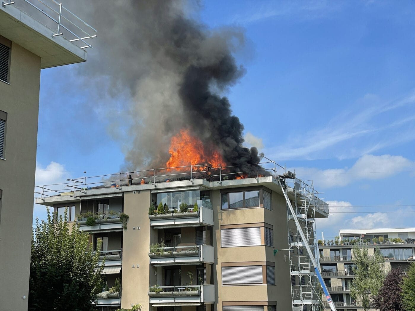 Dachstockbrand bei einem Mehrfamilienhaus – Brandursache ist noch unklar