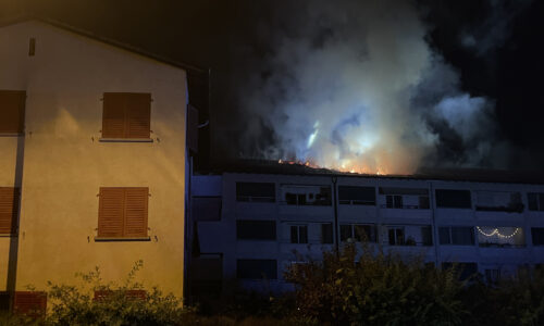 Brand Dachstock Mehrfamilienhaus: 26 Bewohnerinnen und Bewohner vorübergehend evakuiert