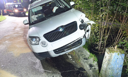 Autofahrer bei Selbstunfall leicht verletzt