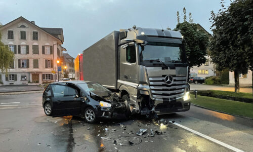 Drei Personen bei Kollision von Auto mit Lastwagen verletzt