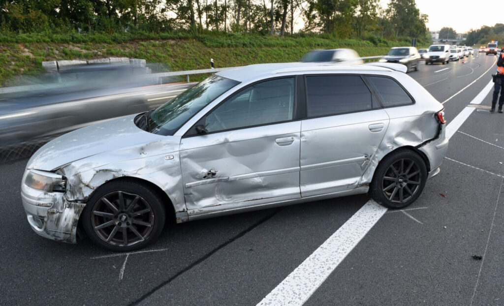 Kollision zwischen Auto und Lastwagen – Autofahrer verletzt