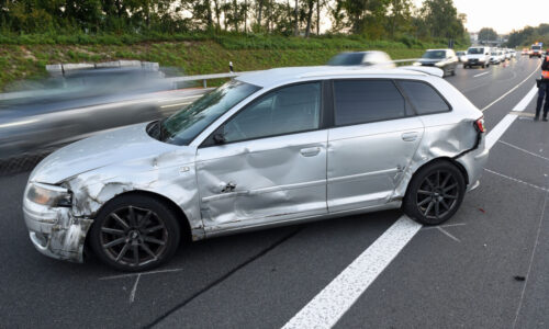 Kollision zwischen Auto und Lastwagen – Autofahrer verletzt