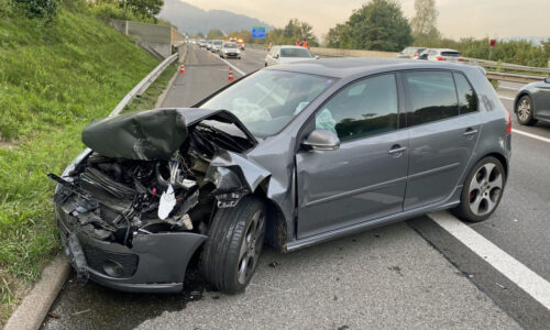 Auffahrunfall zwischen zwei Autos – eine Person verletzt