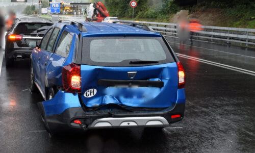 Kollision zwischen mehreren Fahrzeugen – eine Person leicht verletzt