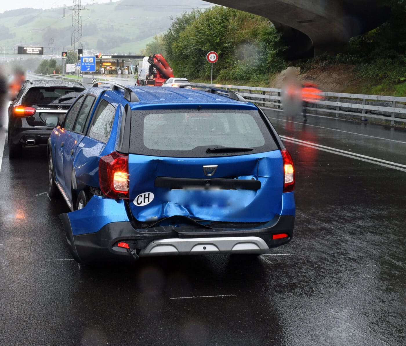 Kollision zwischen mehreren Fahrzeugen – eine Person leicht verletzt