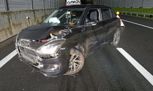Zwei Selbstunfälle mit Personenwagen – eine Person leicht verletzt