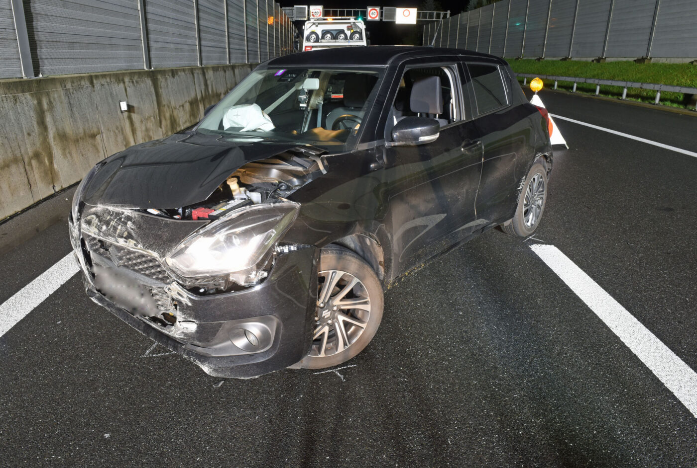 Zwei Selbstunfälle mit Personenwagen – eine Person leicht verletzt