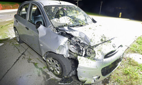 Eine Person bei Unfall zwischen Auto und landwirtschaftlichem Fahrzeug leicht verletzt