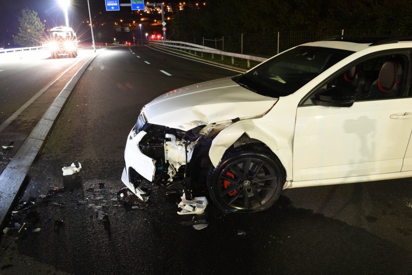 Zwei Selbstunfälle: Eine stark alkoholisierte Autofahrerin fährt gegen Beleuchtungskandelaber