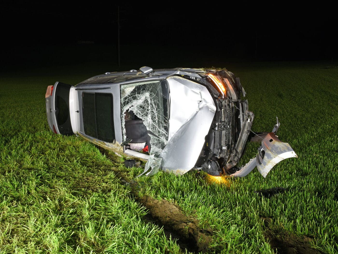 Alkoholisierte Autofahrer verursachen Selbstunfälle – drei Personen verletzt