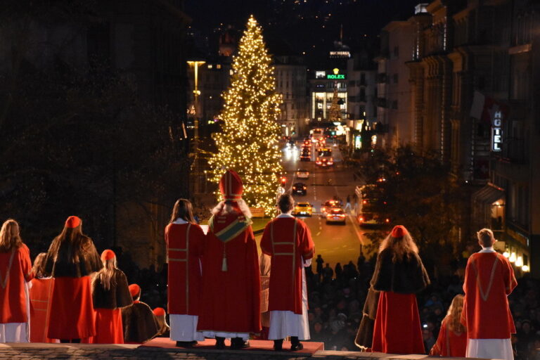 Luzern in Adventsstimmung: Samichlaus zieht am Sonntag aus der Hofkirche aus