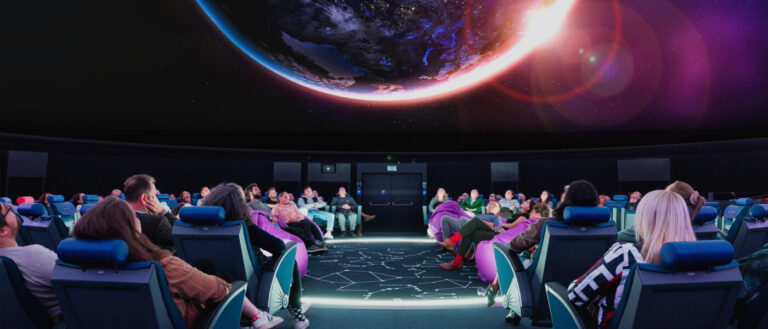 Astrophysik und Kunst: KUNZ spielt im Planetarium Luzern