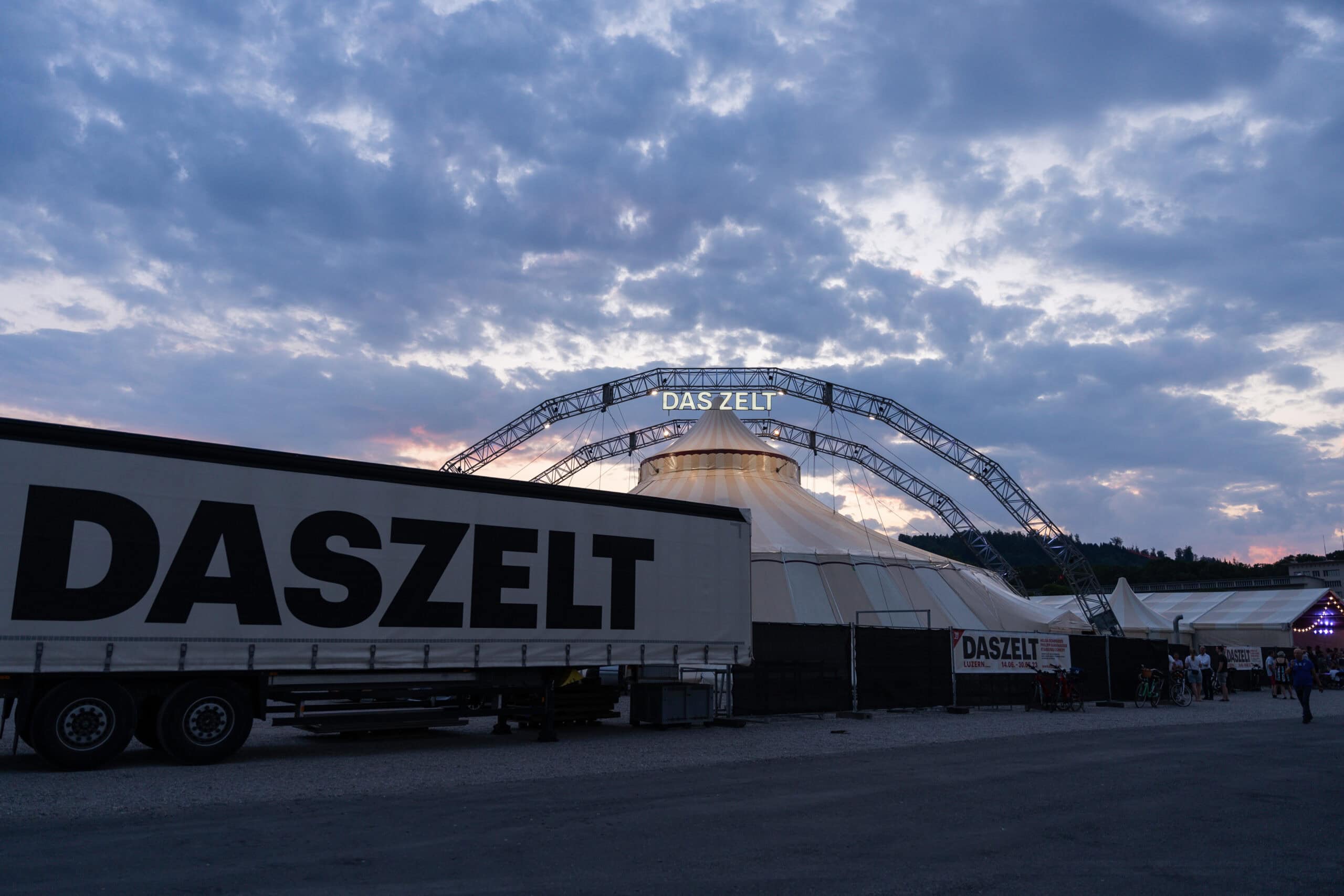 DAS ZELT in Luzern: Zwei Wochen voller Spektakel aus Comedy, Concert und Circus