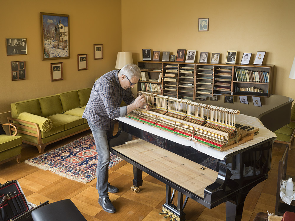2023: Er&ouml;ffnung nach Restaurierung/Renovierung - Villa Senar, Erdgeschoss, Christian Graf intoniert im Studio den Fl&uuml;gel (01), Bild: Kantonale Denkmalpflege/ Priska Ketterer