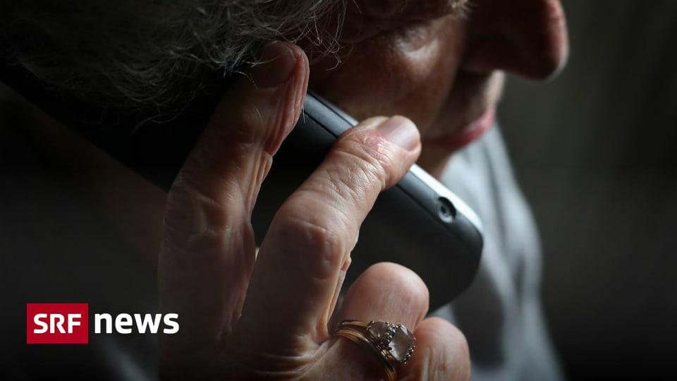 Person führt ein Telefongespräch