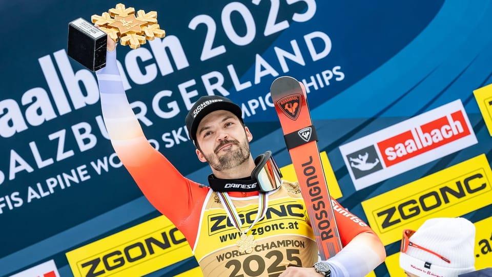 Loïc Meillard trägt eine gelbe Medaille und schwarze Kappe, hält eine kleine Trophäe