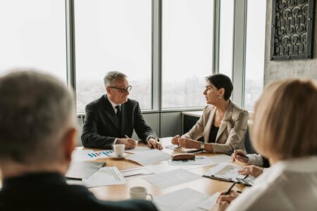 Business-Meeting in modernem Büro mit Fachkräften am Konferenztisch