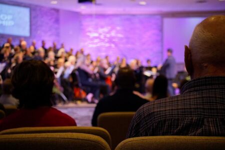 Chor und kleines Orchester während einer Aufführung auf der Bühne