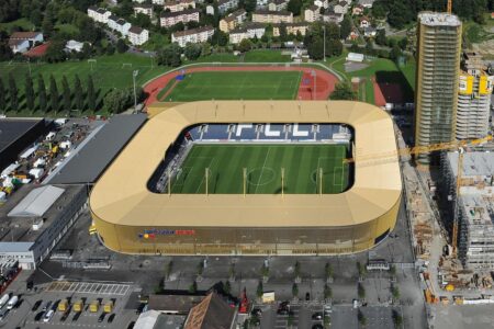 Luftaufnahme der Swissporarena in Luzern mit Fussballrasen und Tribuenen