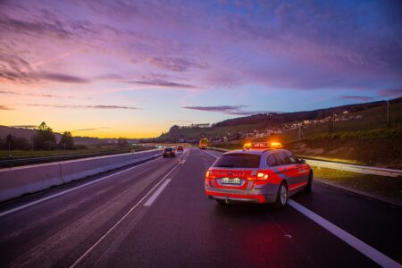 Polizeiauto der Luzerner Polizei bei einem Verkehrseinsatz auf der Autobahn