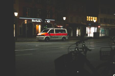 Schweizer Polizeifahrzeug in städtischer Umgebung bei Verkehrsunfall-Einsatz