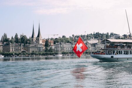 Blick auf Luzern mit See und Schweizer Flagge - symbolisch fuer Polizeimeldung aus der Region
