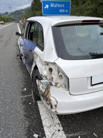 Alkoholisierter Autofahrer prallt bei Malters in Pannenfahrzeug — Bild